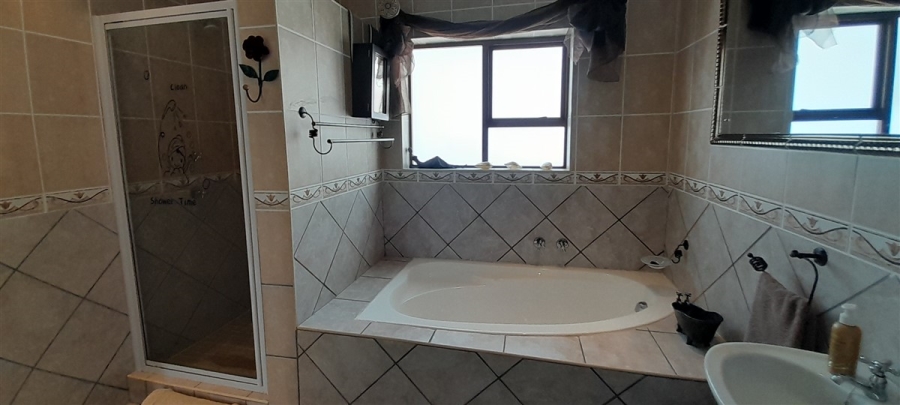 5 Bedroom Property for Sale in Wavecrest Eastern Cape